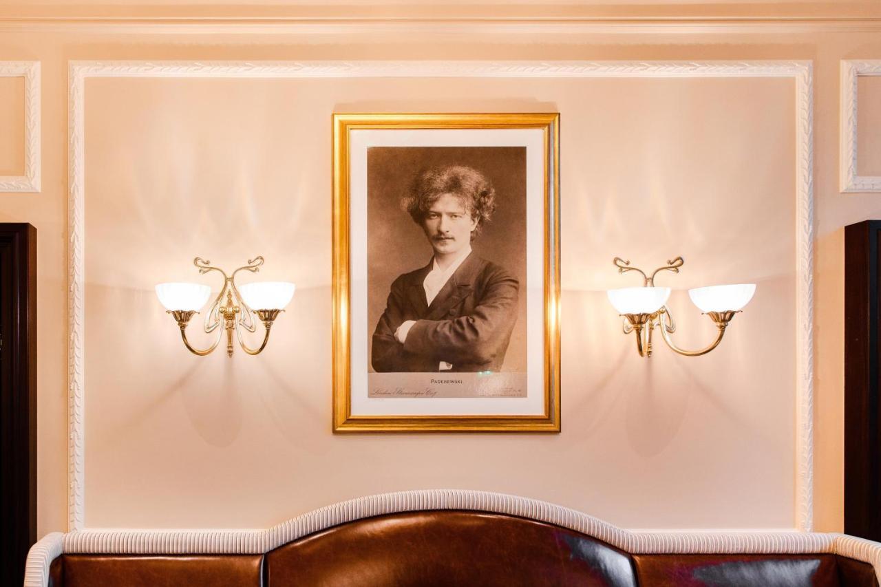 Hotel Bristol, A Luxury Collection Hotel, Warsaw Luaran gambar The portrait of the composer in the lobby of the Vienna International Centre