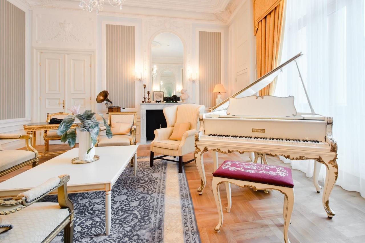 Hotel Bristol, A Luxury Collection Hotel, Warsaw Luaran gambar The piano in the living room of the suite