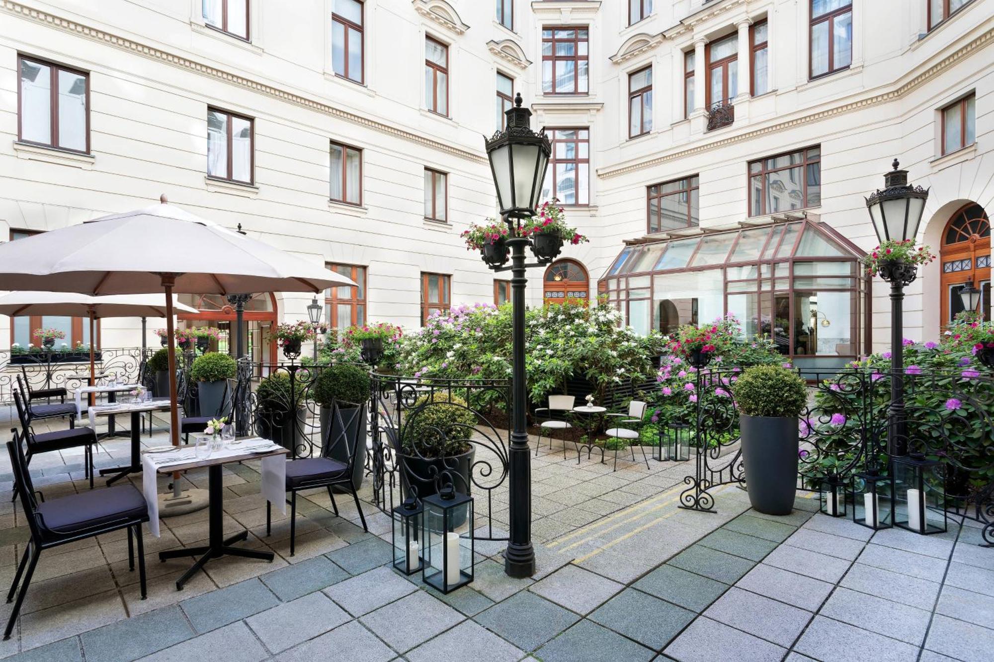 Hotel Bristol, A Luxury Collection Hotel, Warsaw Luaran gambar The courtyard of the hotel