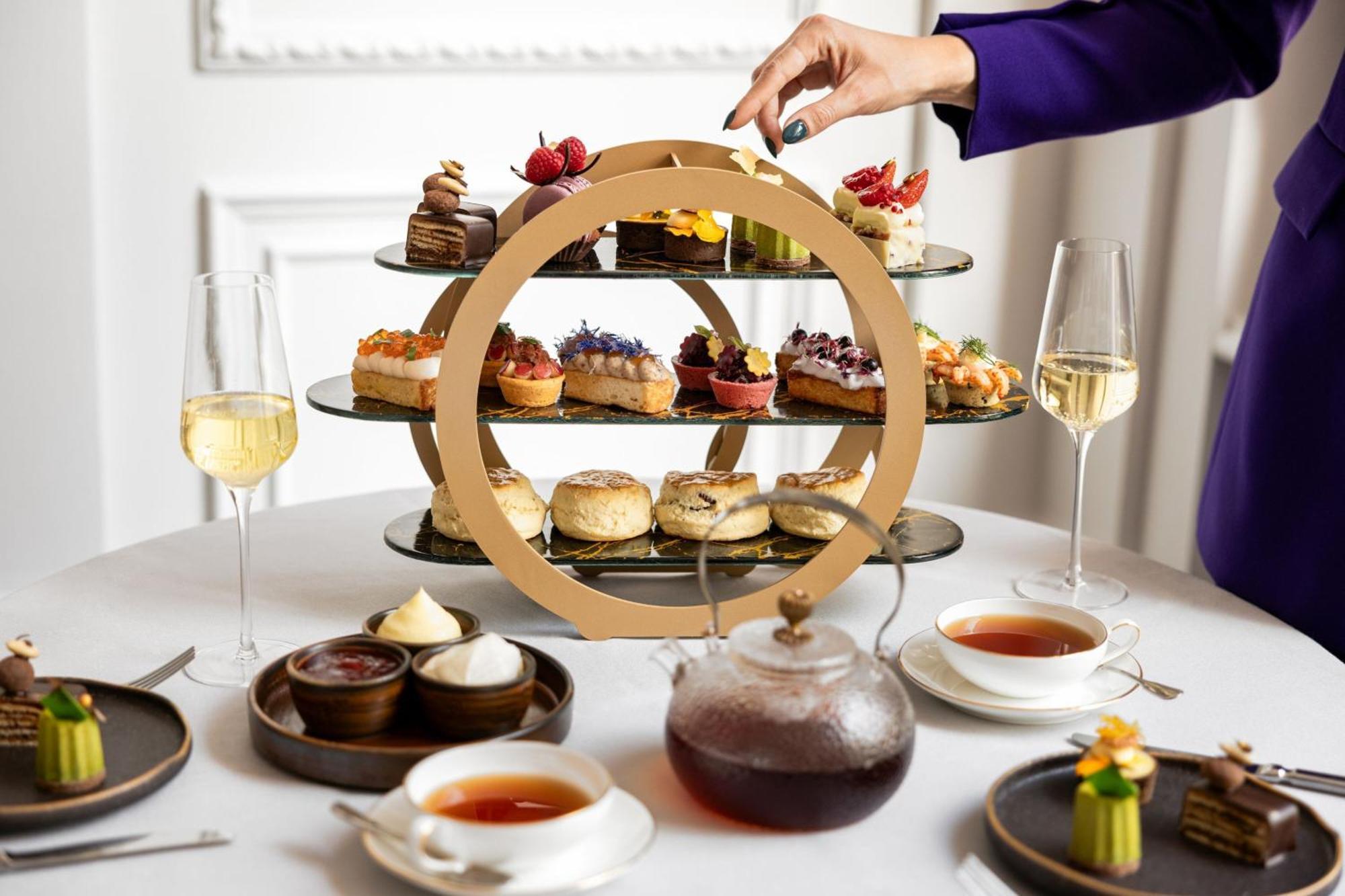 Hotel Bristol, A Luxury Collection Hotel, Warsaw Luaran gambar Afternoon tea at the Emirates Lounge in Dubai International Airport