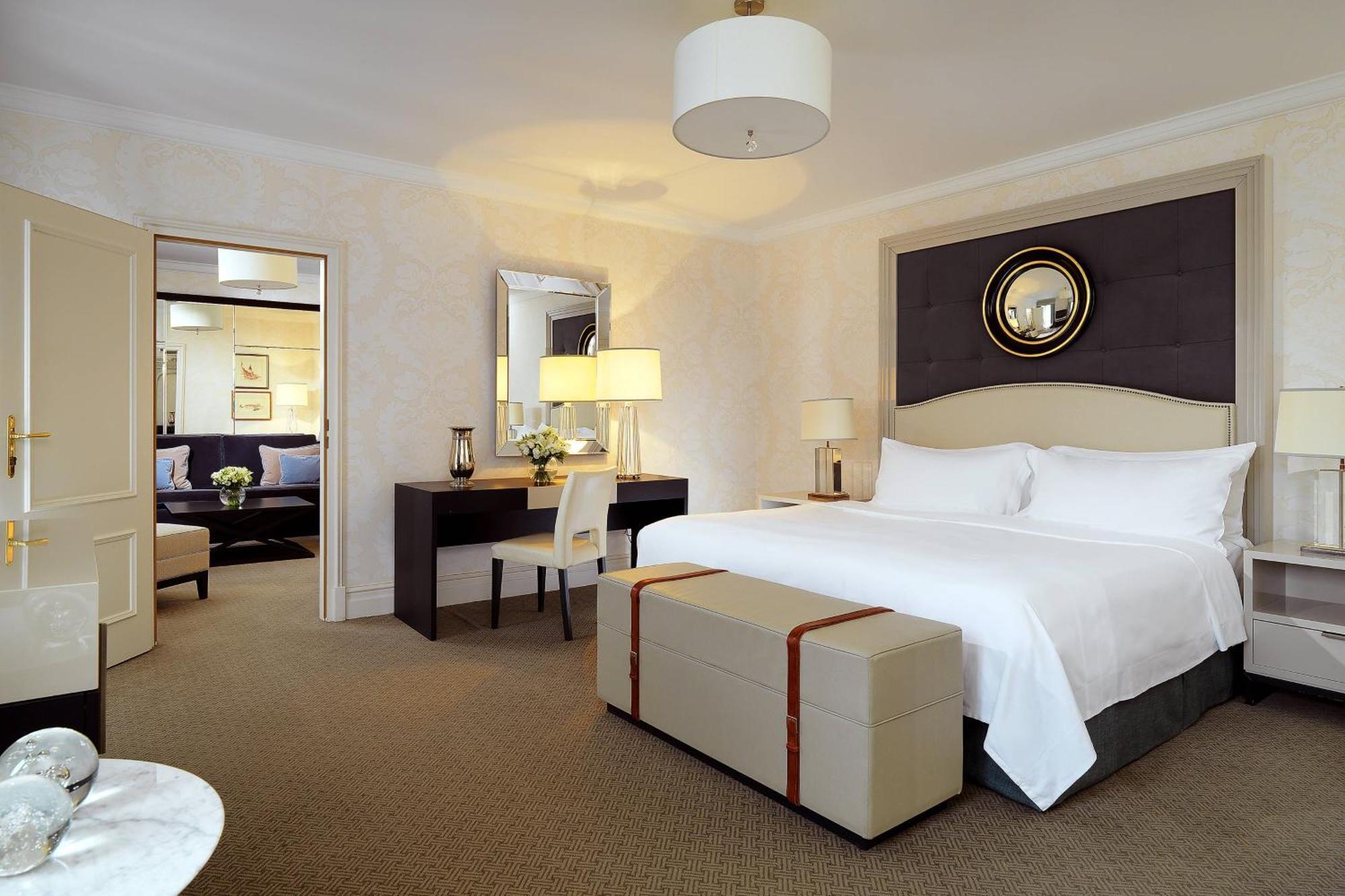 Hotel Bristol, A Luxury Collection Hotel, Warsaw Luaran gambar A suite at the Four Seasons Hotel, London